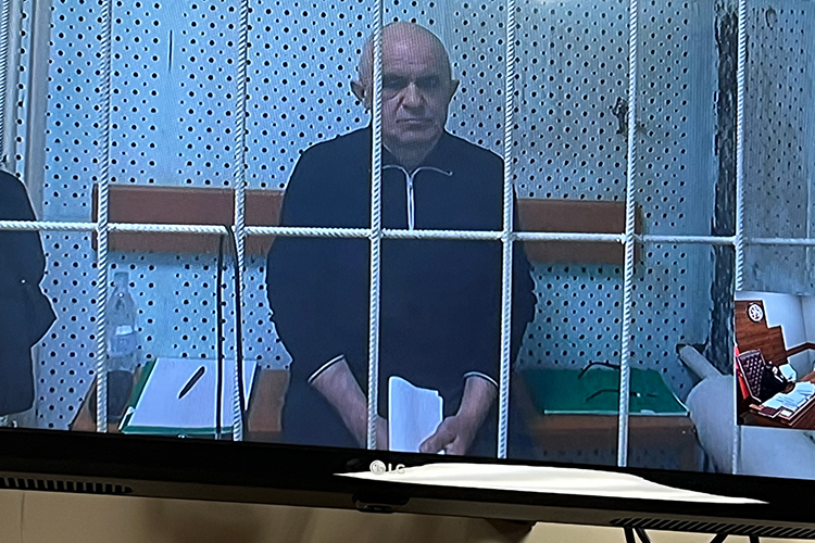 По видео-конференц-связи из Мензелинского СИЗО подключили «основного ответчика»