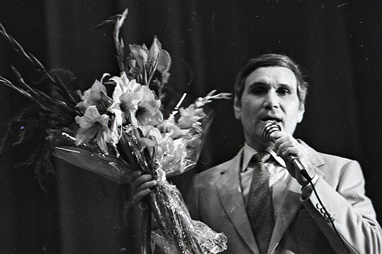 К сожалению, за прошедшие годы из жизни ушли выдающиеся представители культуры и искусства. Среди них &mdash; великий Ильгам Шакиров, легенда татарской сцены, чье имя навсегда останется в сердцах поклонников