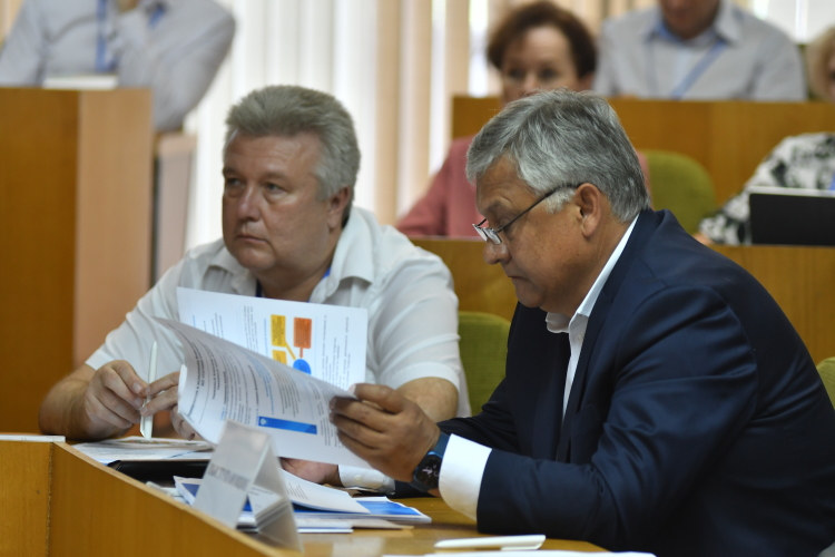 Серым кардиналом Сетевой компании остается замруководителя по строительству Азат Мазитов (на фото справа)