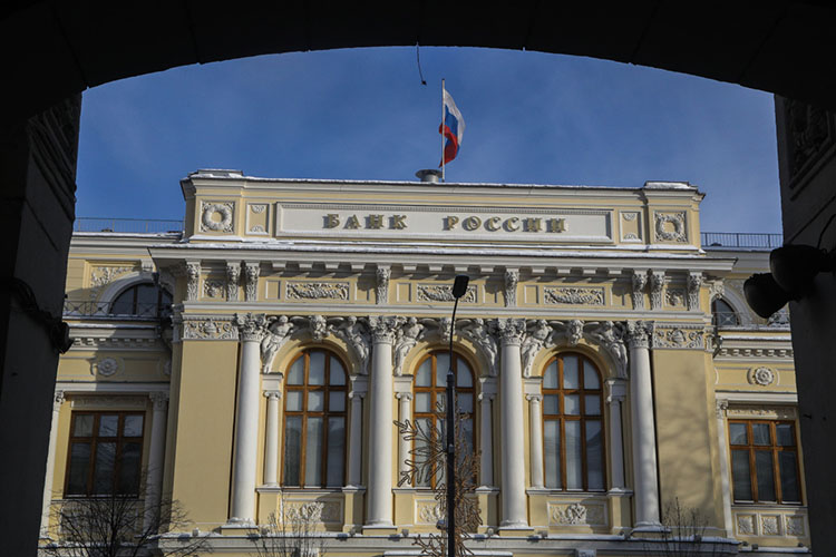 «Как мертвому припарка»: что скрывается за предновогодним фасадом сниженной ключевой ставки