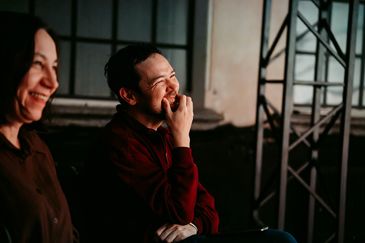 Несмотря на трагический сюжет, в спектакле довольно много попыток рассмешить публику