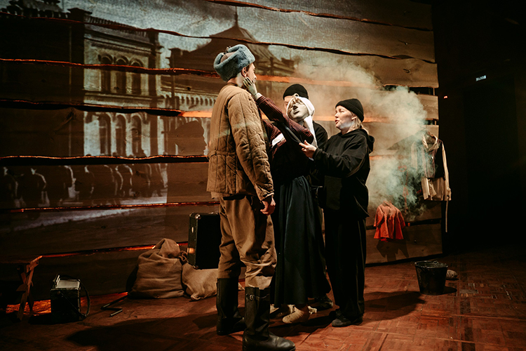 За Талиповым наблюдать, безусловно, очень интересно. Актер, по сути, «голый» на сцене, на расстоянии вытянутой руки от зрительного зала, «спрятаться» ему некуда