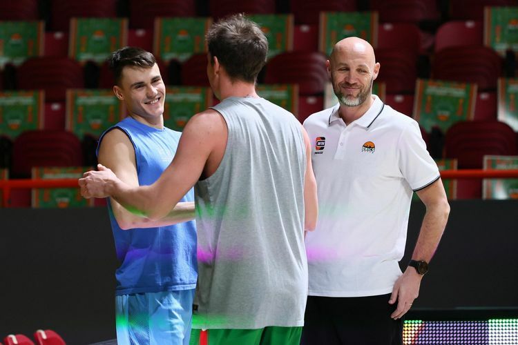 Димитриевич приветствует перед матчем Дмитрия Кулагина