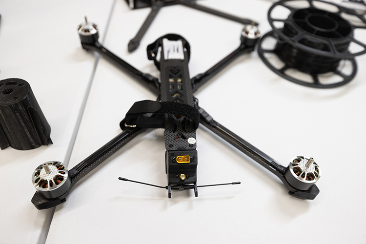 «Сейчас многие передовые командиры стали открывать у себя в подразделениях, можно так сказать, лаборатории, где они сами на 3D-принтерах печатают сбросы, сами ремонтируют и собирают беспилотники, как наземные, так и летательные аппараты»