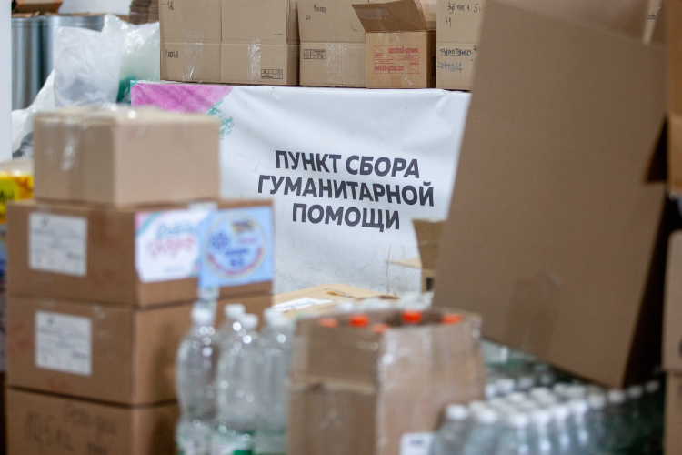«Сейчас стала актуальна вода. Причем именно в бутылках 0,5. Чтобы можно было ребятам с коптеров скидывать на позиции. Каждую поездку раз в месяц фуру воды везем с помощью главы, предпринимателей наших»