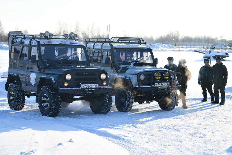 «Соглашусь с мнением про «Нивы», их не отправляли. Да, хорошие машины, но слабоваты для СВО. «УАЗ» более прочен, мощнее и с высокой грузоподъемностью»