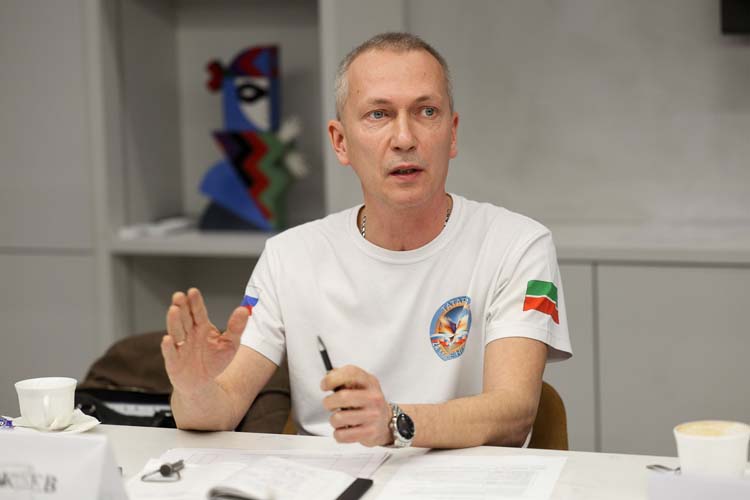 Тимур Эткеев: «Ребятам за патронами приходится выезжать за «ленточку». А это ближайший Ростов, где запасы ограничены также. Поэтому каждый раз в заявках есть патроны к ружьям»