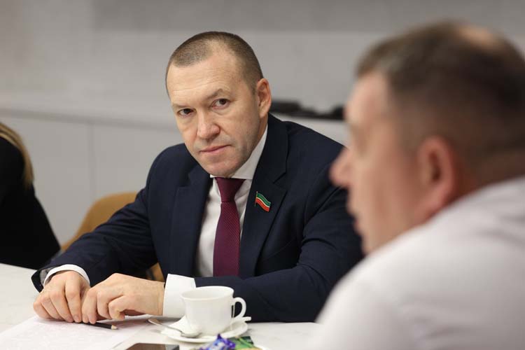 Ринат Фазылов: «В последнюю нашу поездку с нами выезжали молодые ребята, 20-летние с горящими глазами, сами собрали гуманитарную помощи, в том числе и автомобиль, и сами передавали бойцам»