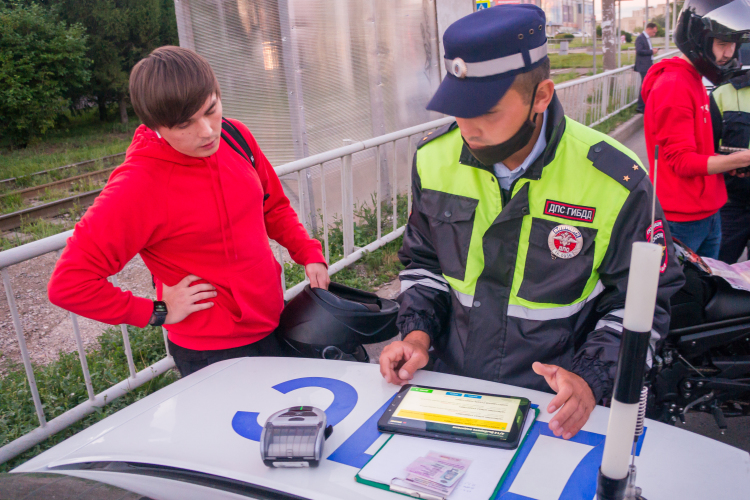 В России около 50 млн автомобилистов. Каждый в год получает в среднем два штрафа, ежегодно выписывается около 100 млн штрафов