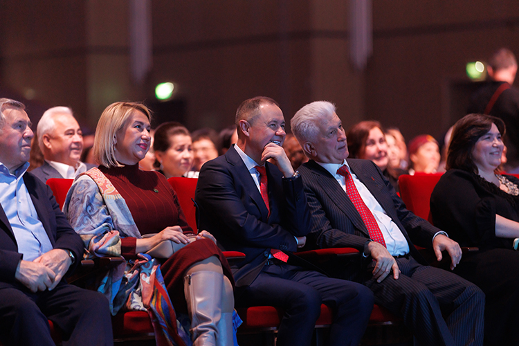 В числе почетных гостей был министр образования РТ Ильсур Хадиуллин, министр культуры РТ Ирада Аюпова, генеральный консул Узбекистана в Казани Нодиржон Касимов, гендиректор АО «Холдинговая компания „Ак Барс“» Иван Егоров, совладелец туристического комплекса «Туган Авылым» Радик Абдрахманов и другие уважаемые гости