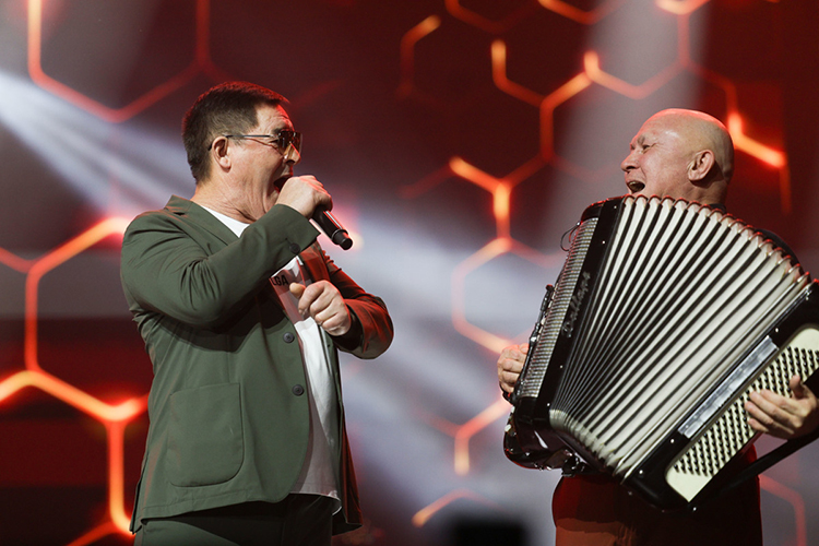 Любимец публики Салават Фатхетдинов практически в унисон с залом спел «Уфтанма» и «Салкын чәй»