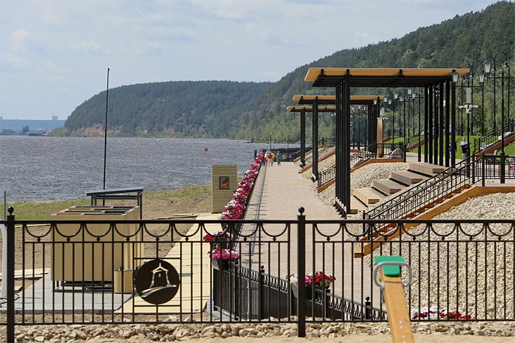 Прибрежная зона с современными спасательными вышками, раздевалками и удобными дорожками для передвижения по песчаной части пляжа