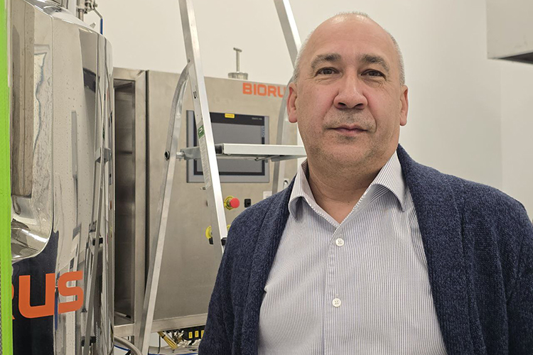 Шамиль Валидов: «Два года проводили испытания нашего препарата, они успешно завершились, и в будущем году мы с ООО «НПИ Биопрепараты» его выпустим. Штамм, который стал основой, эффективно подавляет заболевания растений и стимулирует их рост, можно сказать, это «штамм-оркестр»