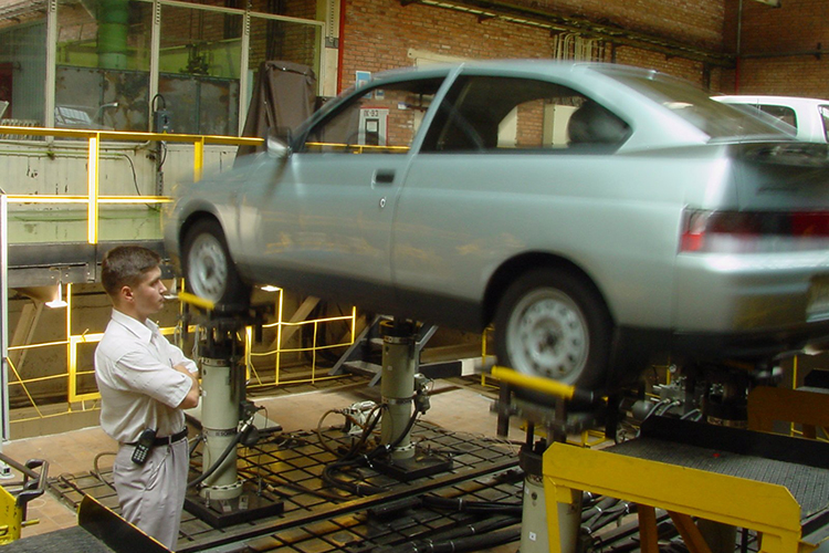 «Что такое рынок автомобилей LADA 20 лет назад? LADA продавали буквально в каждой подворотне: на автостоянках, на рынках, под мостами, LADA была везде. Дилеры были как официальные, так и серые»