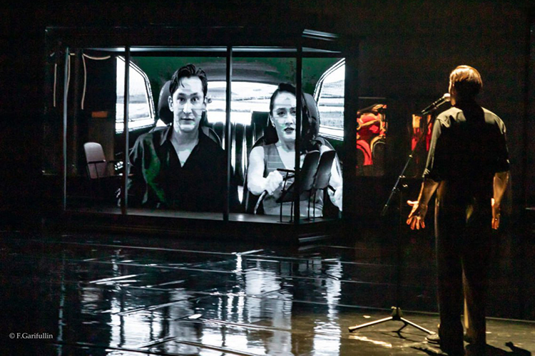 Есть и видеоинсталяции, когда публике ту или иную сцену демонстрируют в качестве черно-белого кино, которое озвучивают в микрофон сами герои