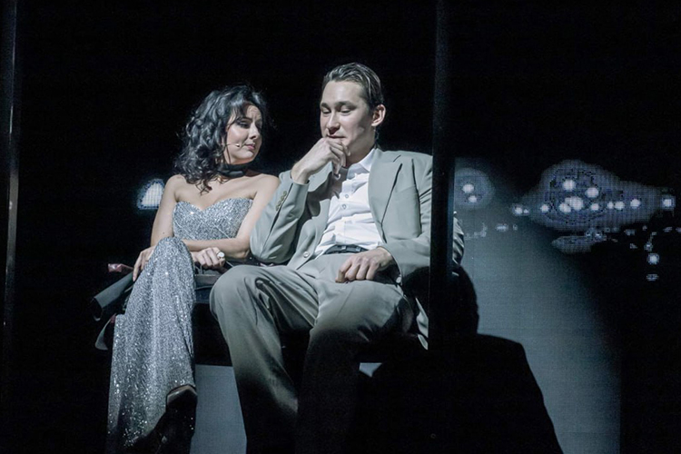 Действие романа разворачивается в 1970–1980-е годы в Стамбуле, где 30-летний Кемаль из влиятельной стамбульской семьи, который готовится к помолвке с выпускницей Сорбонны Сибель (на фото), влюбляется в бедную родственницу, 18-летнюю Фюсун