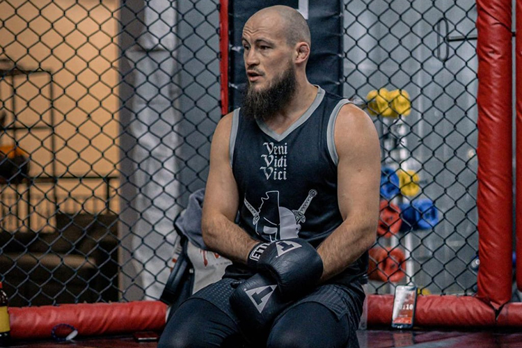 Пять лет назад, в 2021 году, боец поднялся на новый уровень. По итогам турнира в ОАЭ Фахретдинов, к тому моменту получивший прозвище Гладиатор за свое телосложение, дисциплину и умение нокаутировать соперника, пробился в UFC