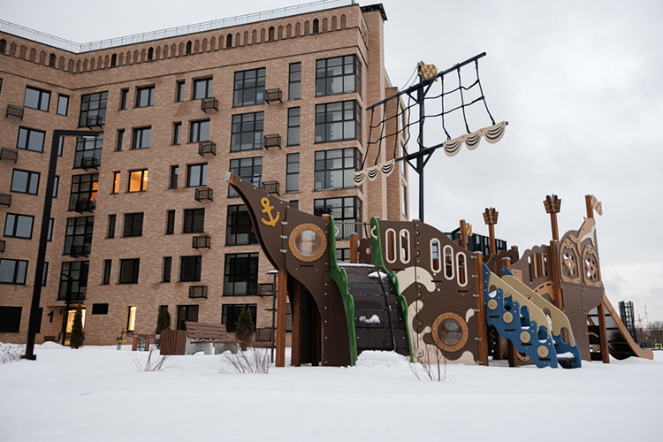 «ЖК «Адмирал» выполнен в стиле конструктивизма &mdash; с отсылкой к промышленному прошлому»