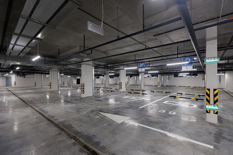 «Для машин &mdash; закрытая парковка на 57 мест, они еще есть в продаже»