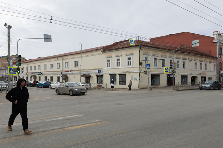 Тагиров обращает внимание, что ТЦ «Восточный» продолжает находиться в собственности «Твоего дома», и фирме поступают платежи от арендодателей. По словам юриста, речь идет о сумме примерно 2 млн рублей в месяц