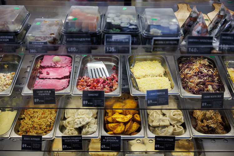 «Особенности учитываем обязательно &mdash; ассортимент «Жар Свежар» не может быть одинаковым для всех городов. Например, Татарстан &mdash; халяльный регион, и здесь мы строго соблюдаем эти требования при разработке продукции»