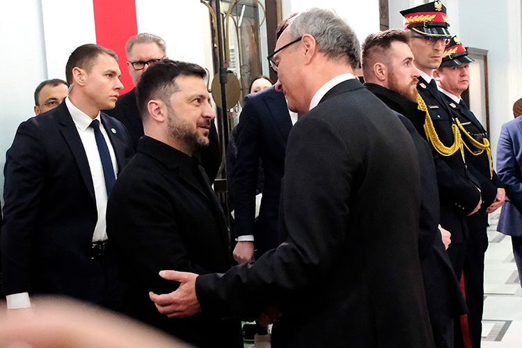 «Зеленский раз в месяц катается по европейским столицам за подмогой. Его по-прежнему встречают, обнимают, хлопают по плечу и что-то дежурное говорят в телевизор. Но очевидно, что за закрытыми дверями с ним разговор уже другой»