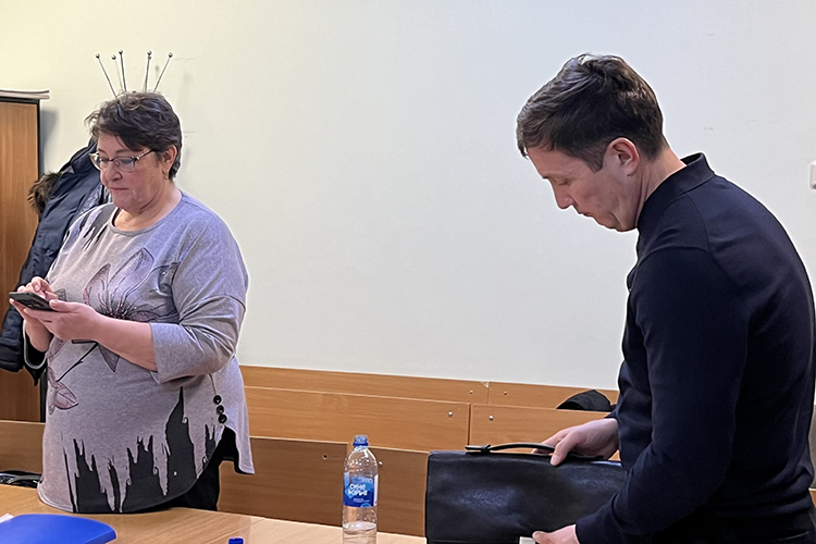 Защитник заявила, что в период от объявления аукциона и до момента рассмотрения заявок повлиять на подачу заявок невозможно и это подтверждается показаниями свидетелей и членов аукционной комиссии