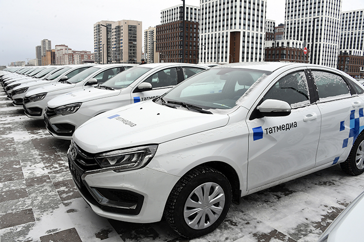 Повезло редакциям районных филиалов «Татмедиа» &mdash; Рустам Нургалиевич вручил им ключи от 49 новеньких автомобилей LADA, которые заранее были симметрично выстроены перед входом в гостиницу