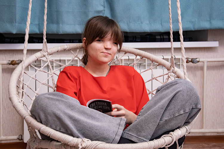 Лицо Жени пока немного не вписывается в привычные стандарты, и, чтобы избежать лишних, порой жестоких вопросов, мама Елена Романова отдала дочку в коррекционную школу-интернат «Надежда»