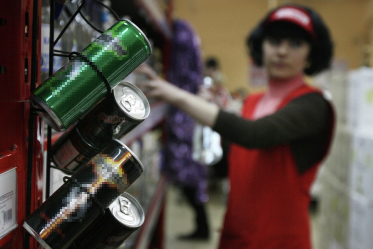 В поддержку инициативы Артур Абдульзянов даже снял видеосюжет, в котором в роли народного журналиста опрашивал продавцов и покупателей в популярных торговых сетях о том, вредны ли энергетики, есть ли от них польза и стоит ли ограничивать их продажу