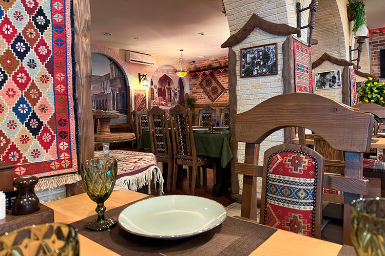 Как выяснило наше издание, заведение пока продолжает свою работу. Сегодня около полудня корреспондент «БИЗНЕС Online» наведался в ресторан на Гвардейской. Он был открыт, внутри отдыхали двое гостей