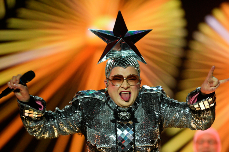 На мероприятии включили песню «Гулянка» Данилко*. Там в припеве приводятся строчки из стихотворения поэта Павла Чубинского, которые легли в основу гимна Украины