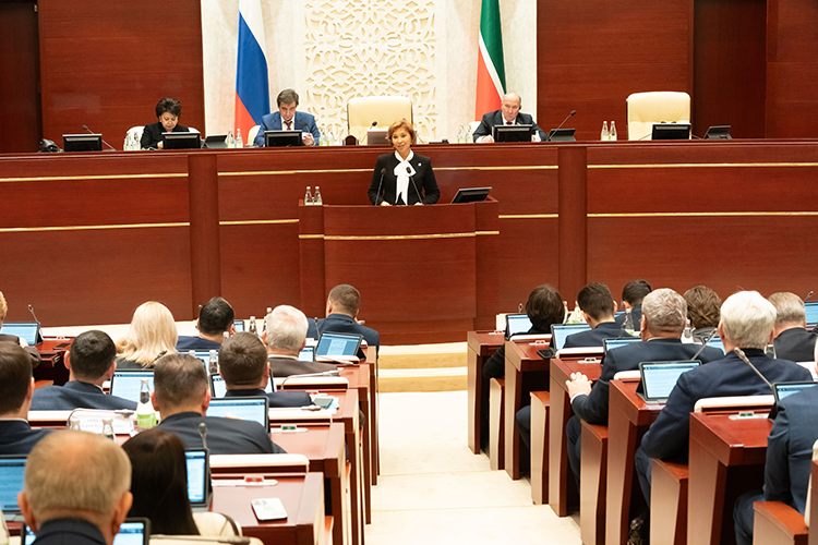 С докладом о том, что делается как для бывших, так и действующих военнослужащих, было предложено выступить министру труда, занятости и социальной защиты РТ Эльмире Зариповой