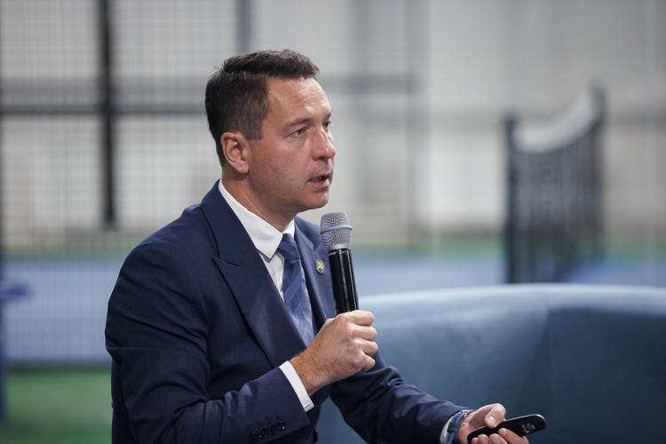 Владимир Леонов