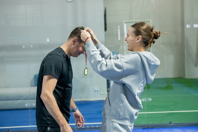 Кудерметова награждает Леонова