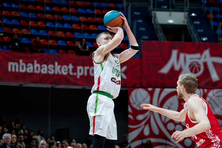 Денис Захаров доигрывал матч с травмой