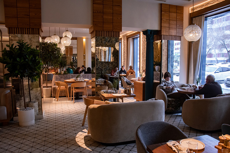 Интерьер ресторана «Дом» напоминает большой сад: по периметру помещения и на столах живые и искусственные растения