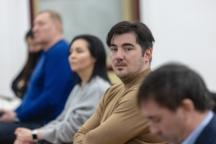 Собеседники единогласно прогнозируют рушение всего «середняка». Это кафе и рестораны среднего чека. Их исход предрешен, уверяет Нурислам Шарифулин, &mdash; они будут сокращаться