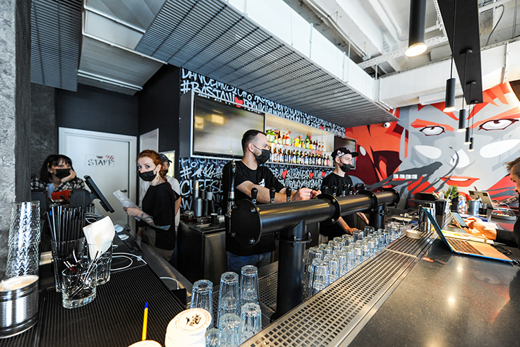 Одним из самых ожидаемых станет ресторан рэпера Василия Вакуленко, более известного как Баста, &mdash; Frank By Basta (на фото: ресторан Frank by БАСТА в Челябинске)