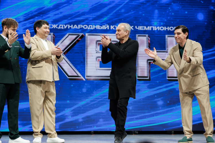 «КВН &mdash; это когда две или больше команд встречаются на сцене (или где угодно) и стараются друг друга перешутить. Как только появляется нечто, соответствующее такому формату, &mdash; это КВН»