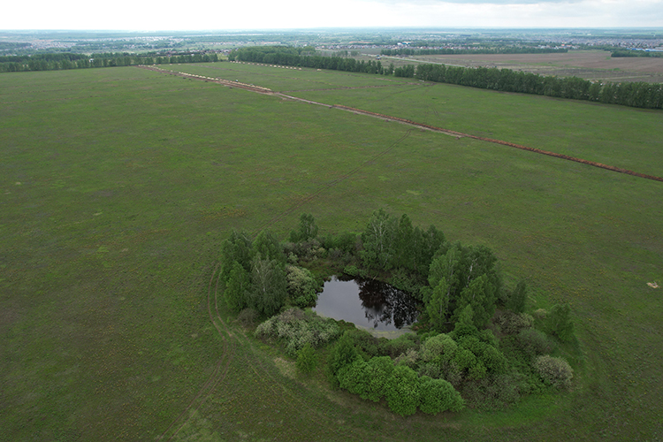 Застройщик отмечает еще одно преимущество &mdash; ровный рельеф местности, благоприятный для строительства