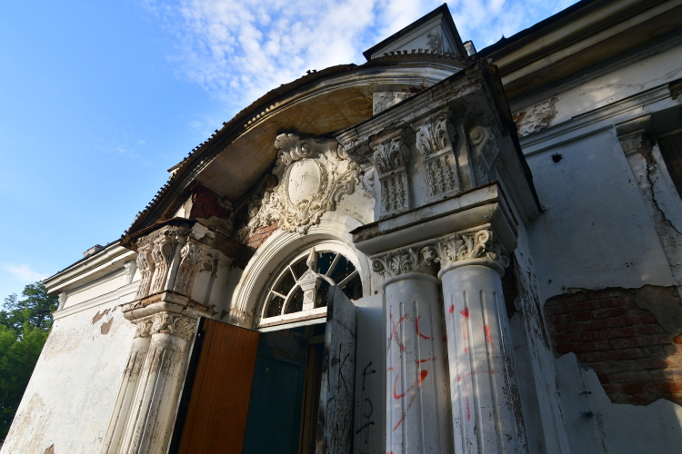 Здание XIX века постройки на улице Садовой неэксплуатируемое и давно заброшенное, расположено в поселке Красный Ключ. Но у него богатая история