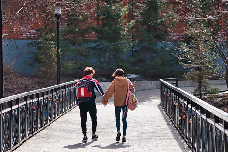 Выяснилось, что молодежь не сильно спешит с заведением семьи в студенчестве. Только треть студентов (31%) готовы вступить в брак в ближайшие 4-5 лет, еще 18% планируют это сделать через 2-3 года, и лишь 4% &mdash; в течение года
