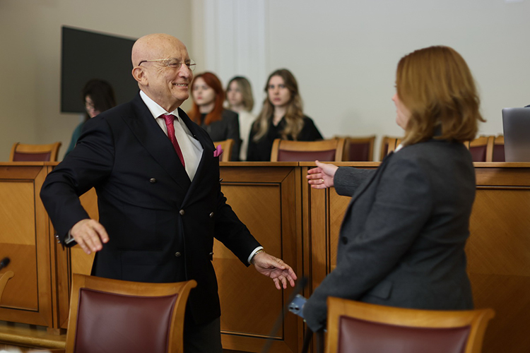 По мнению Сергея Караганова, развивать масштабные проекты в Сибири надо не для того, чтобы добиться экономической выгоды, а для выполнения государственных задач