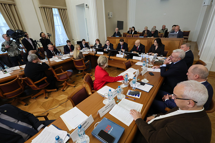 Смысла в переносе столицы в Сибирь Орешкин не видит. Вместо этого замглавы администрации президента предложил создавать центры экономической активности и привлекательности