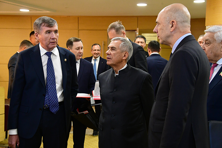 Рустам Минниханов, обращаясь к Силуанову, отметил: «В принципе, я думаю, оттуда можно будет привлекать ресурсы. Они увидят, что у нас есть стандарты. Как раз ведущая компания AAOIFI. Я через короля Бахрейна договорился, они открывают»