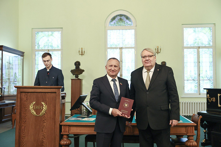 В конце декабря на заседании ученого совета Казанского федерального университета ректор КГЭУ Эдвард Абдуллазянов получил диплом доктора наук по специальности 2.1.1 «Строительные конструкции, здания и сооружения»