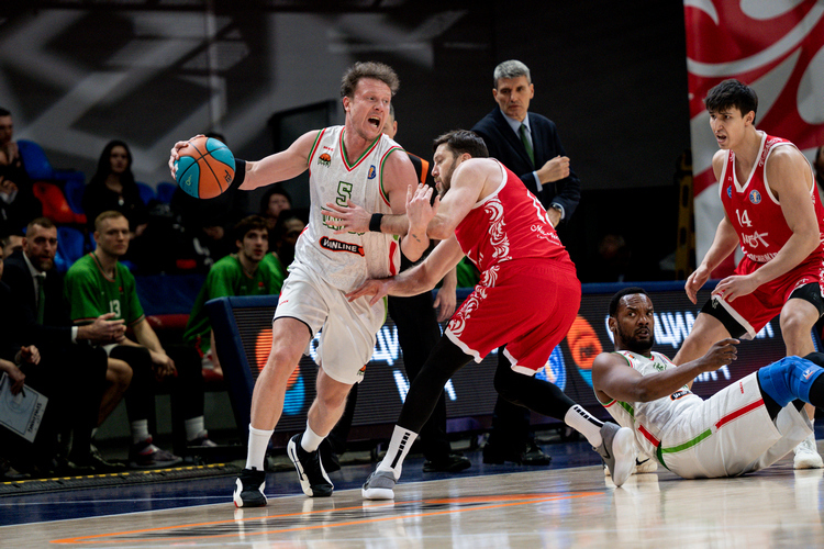 Шестеро с травмой, трое удалены: героический матч УНИКСа