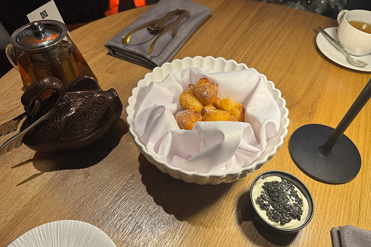 «Вздохи монашки» &mdash; пончики, присыпанные сахарной пудрой, с кремом из белого шоколада и черной осетровой икрой