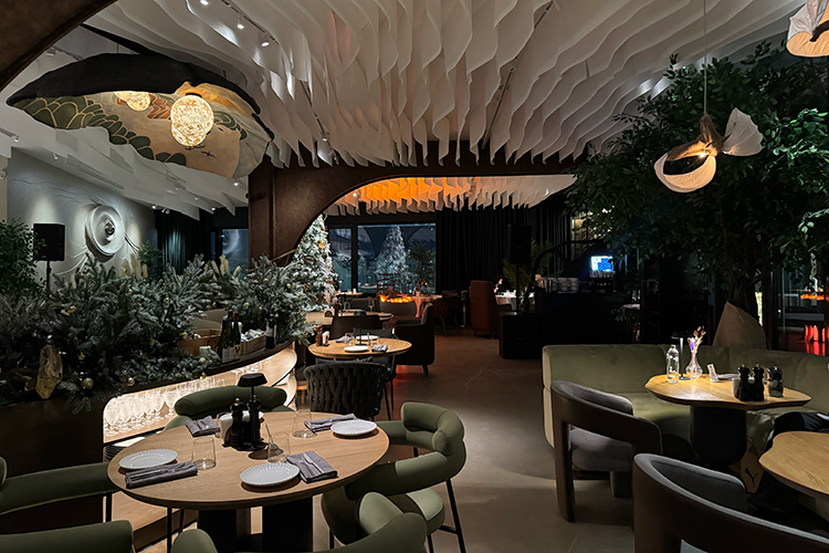 Бегло осматриваешь место на предмет персонала, но вокруг ни души. Но стоит принять представший перед глазами артхаус, как появляется администратор и эффектная хостес